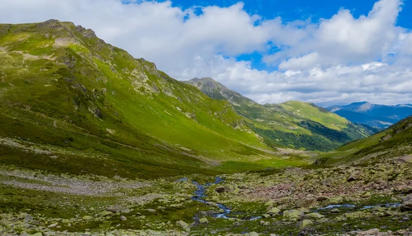 Zelené horské údolí panorama — Stock fotografie