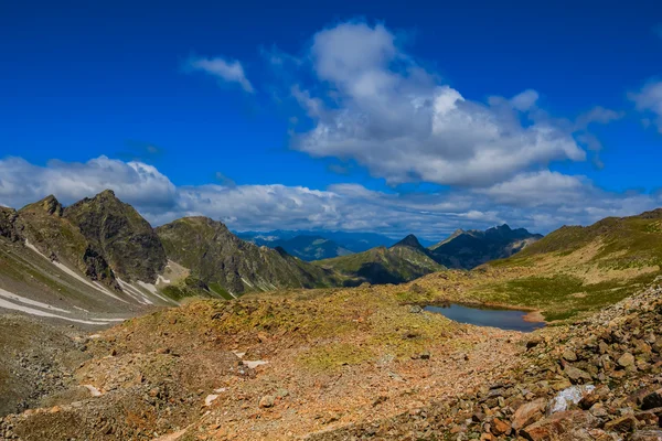 산 통과 장면 — 스톡 사진