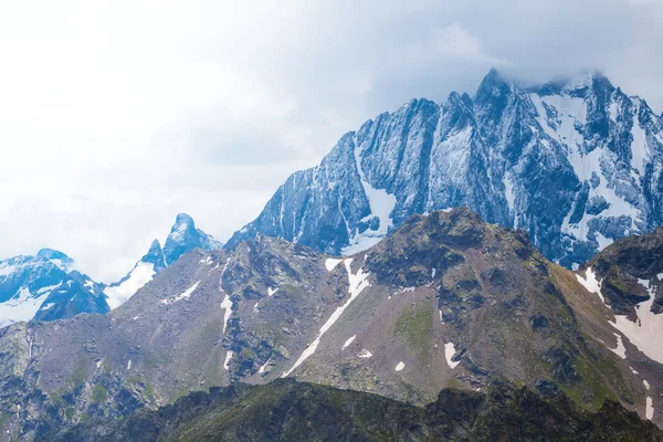 Montagna tra le nuvole — Foto Stock