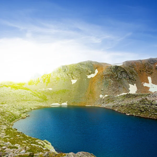 Smeraldo montagna lago scena — Foto Stock