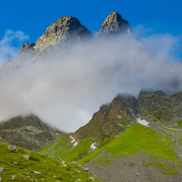 Mountains in a dense clouds — Stock Photo, Image