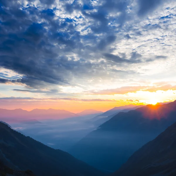 Berget dalen på tidigt på morgonen — Stockfoto