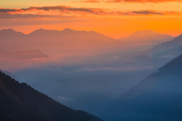 Early morning mountain scene — Stock Photo, Image