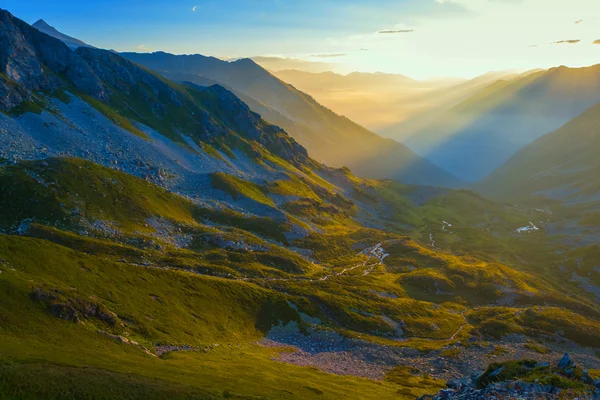 Nascer do sol sobre um vale de montanha — Fotografia de Stock