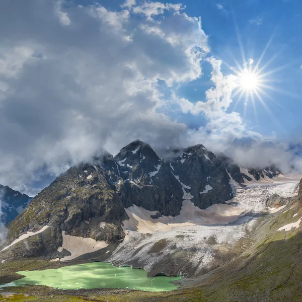 Majestueuze bergen onder een schitteren zon — Stockfoto