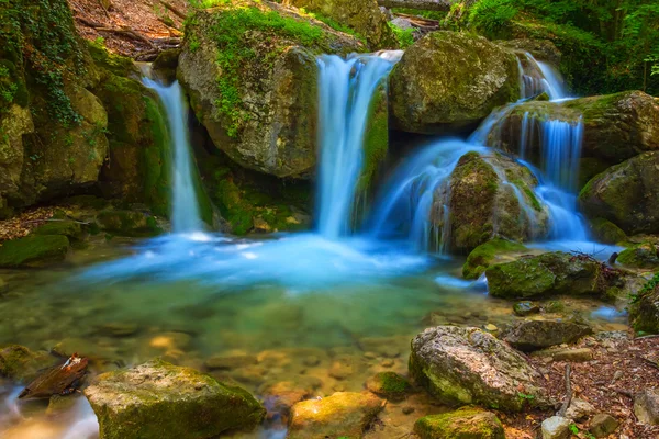 Pequena bela cachoeira em um rio de montanha — Fotografia de Stock