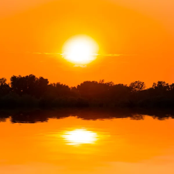 Захід сонця над сценою озера — стокове фото