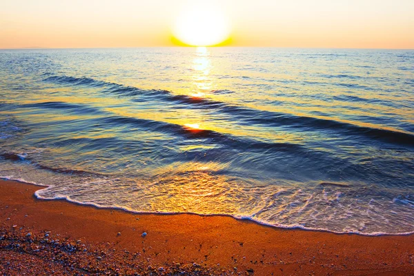 Strand am Meer bei Sonnenuntergang — Stockfoto