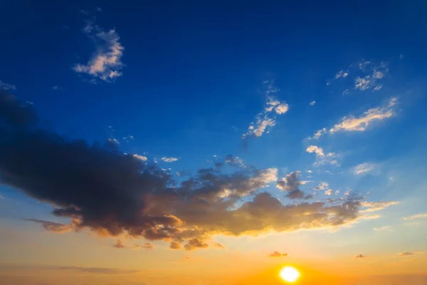 Dramatische zonsondergang achtergrond — Stockfoto