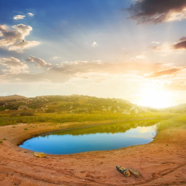 砂砂漠の小さな青い湖 — ストック写真
