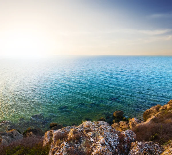 Stony Zeekust bij de zonsondergang — Stockfoto