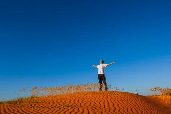 Man in a sand desert — Stock Photo, Image