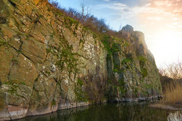 Pôr do sol sobre um desfiladeiro — Fotografia de Stock