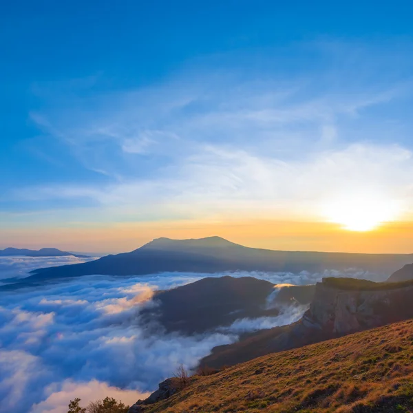 Sunset over a misty mountains — Stock Photo, Image