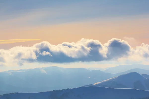 Montaña de invierno por la noche — Foto de Stock