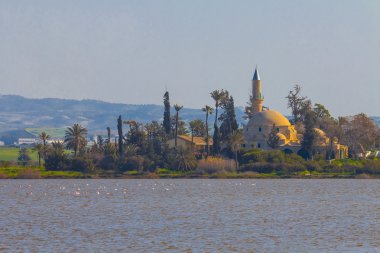 Islam Camii yakınındaki bir göl