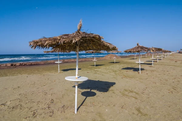 Sombrillas en una playa — Foto de Stock