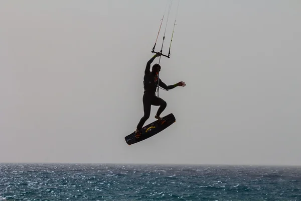 Kiter ridning på ett bräde — Stockfoto