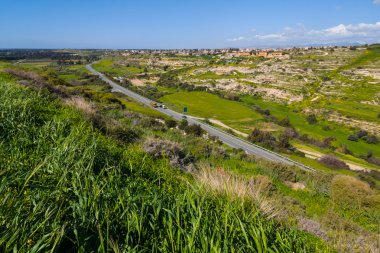 Yolda bir dağ valley