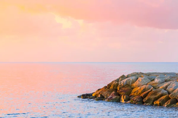 Costa del mar en la madrugada — Foto de Stock