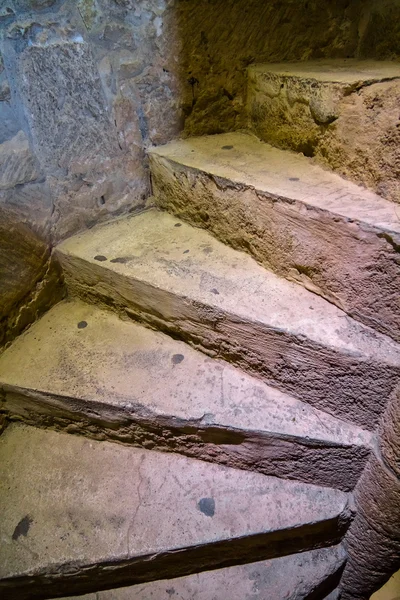 Perto das escadas medievais — Fotografia de Stock