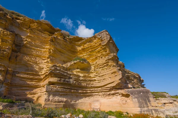 Roche sur un fond bleu ciel — Photo