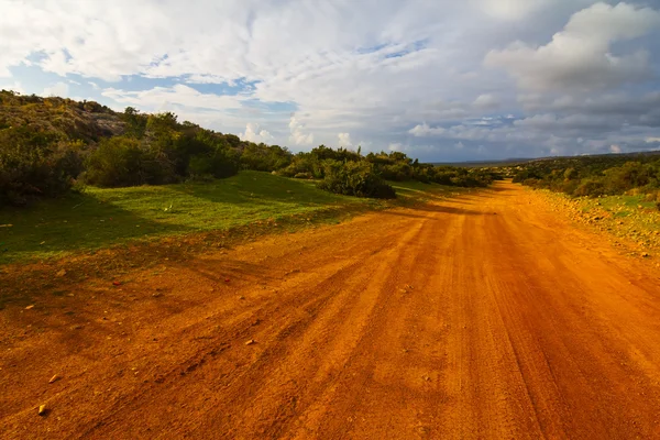 Rode klei landelijke weg — Stockfoto