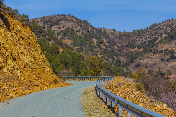 Road through a mountain valley — Stock Photo, Image