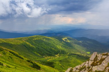 Daha önce bir yağmur yeşil dağlar