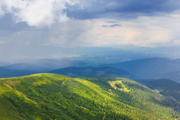 Yeşil dağ sahne — Stok fotoğraf