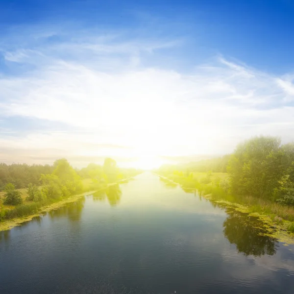 Lever de soleil sur une rivière — Photo