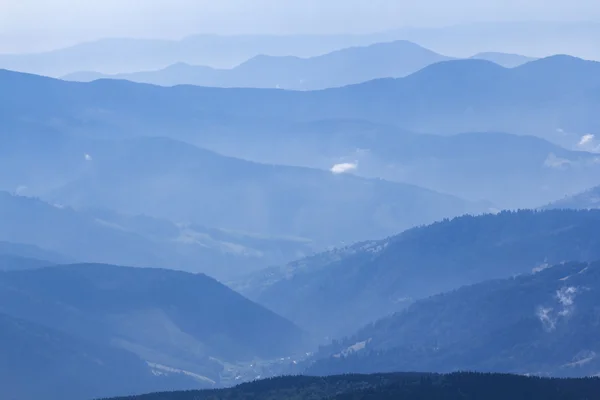 Modrá mlha horské řetězy — Stock fotografie