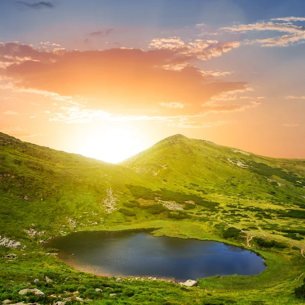 Sonnenuntergang über einem smaragdgrünen Bergsee — Stockfoto