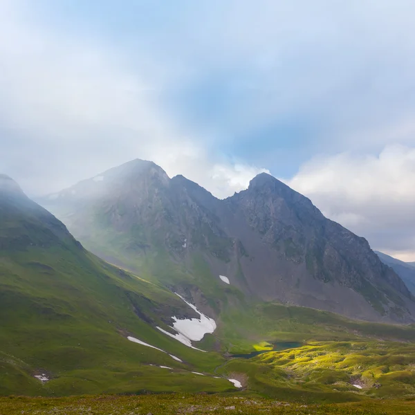 Misty mountain valley — Stock Photo, Image