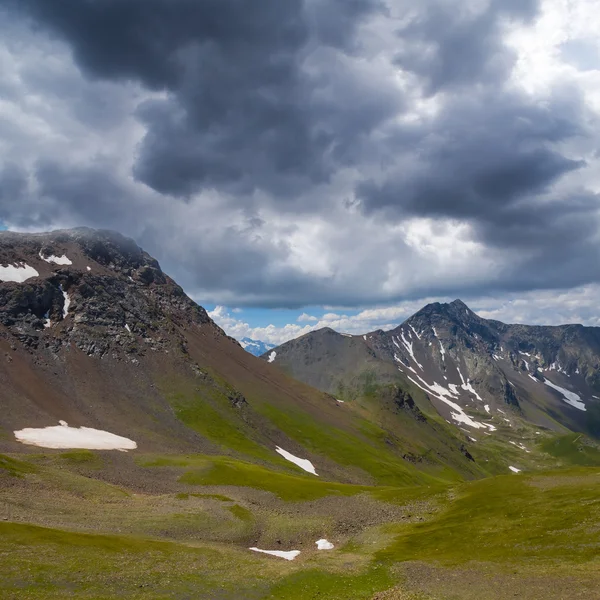 Mountain valley under a dense clouds — Stock Photo, Image