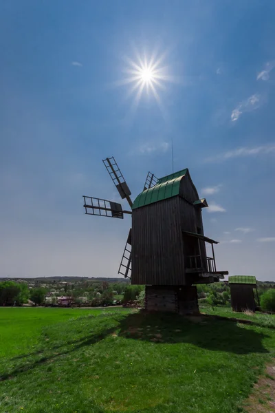 Windmühle unter funkelnder Sonne — Stockfoto