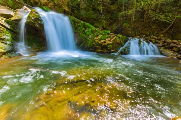 Krásné horské vodopád — Stock fotografie