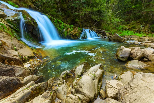 Pequena cachoeira de montanha — Fotografia de Stock