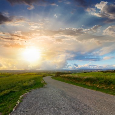 Günbatımı kırsal bir sahne üzerinde