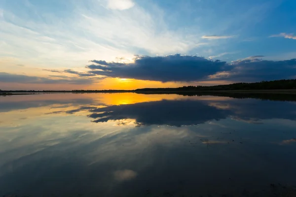 Solnedgång över en sjö — Stockfoto