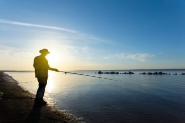 Fisher siluet bir Nehri üzerinde