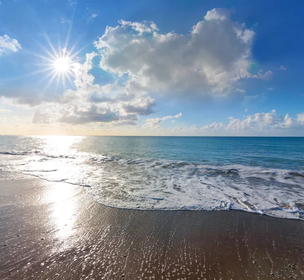 Meeresküste und glitzernde Sonne — Stockfoto