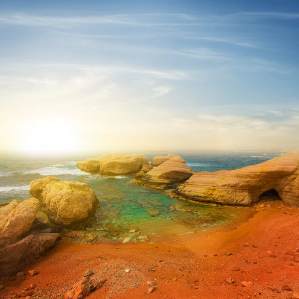Günbatımı üzerinde bir deniz plaj — Stok fotoğraf