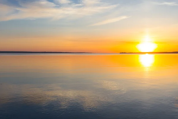 Rustige rivier bij de zonsondergang — Stockfoto