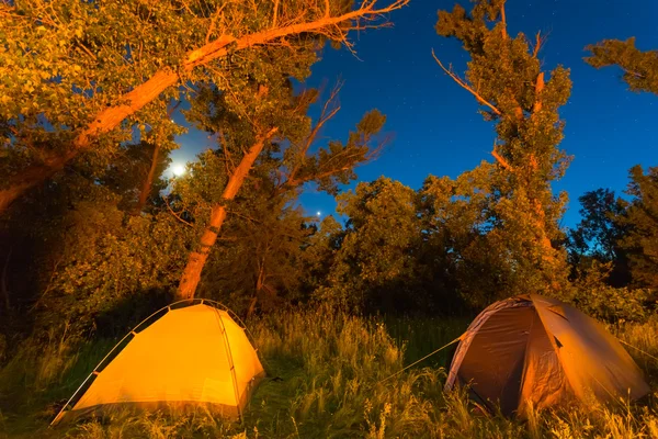 Acampamento turístico à noite — Fotografia de Stock
