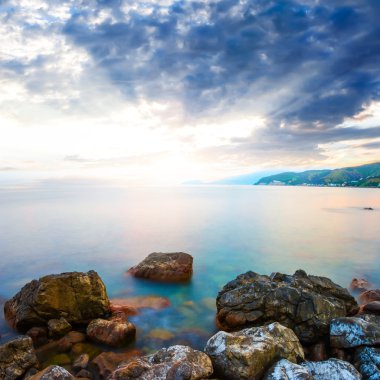 deniz kıyısı boyunca günbatımı