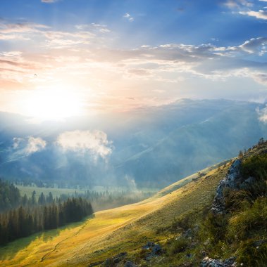 Yeşil dağ Vadisi sessiz batımında