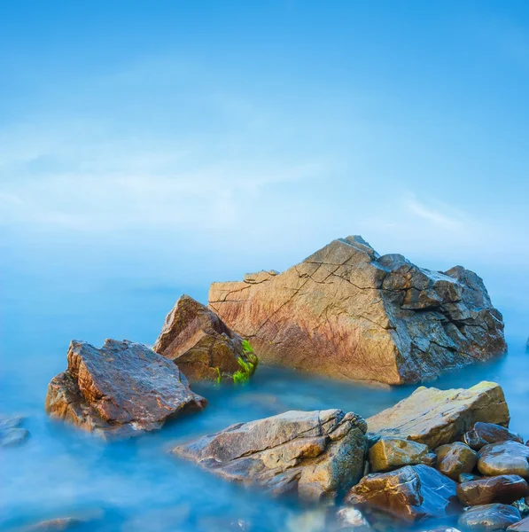 Rocher sur une côte de mer — Photo