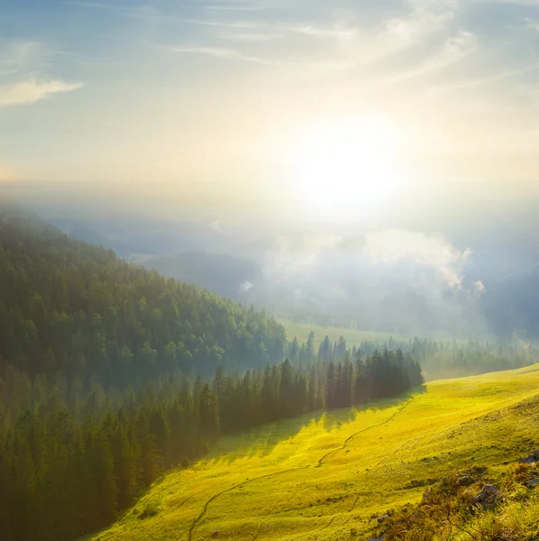 Tramonto su una valle di montagna — Foto Stock