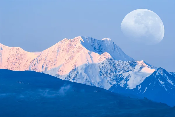 Bir dağ sırtı yukarıda büyük ay — Stok fotoğraf